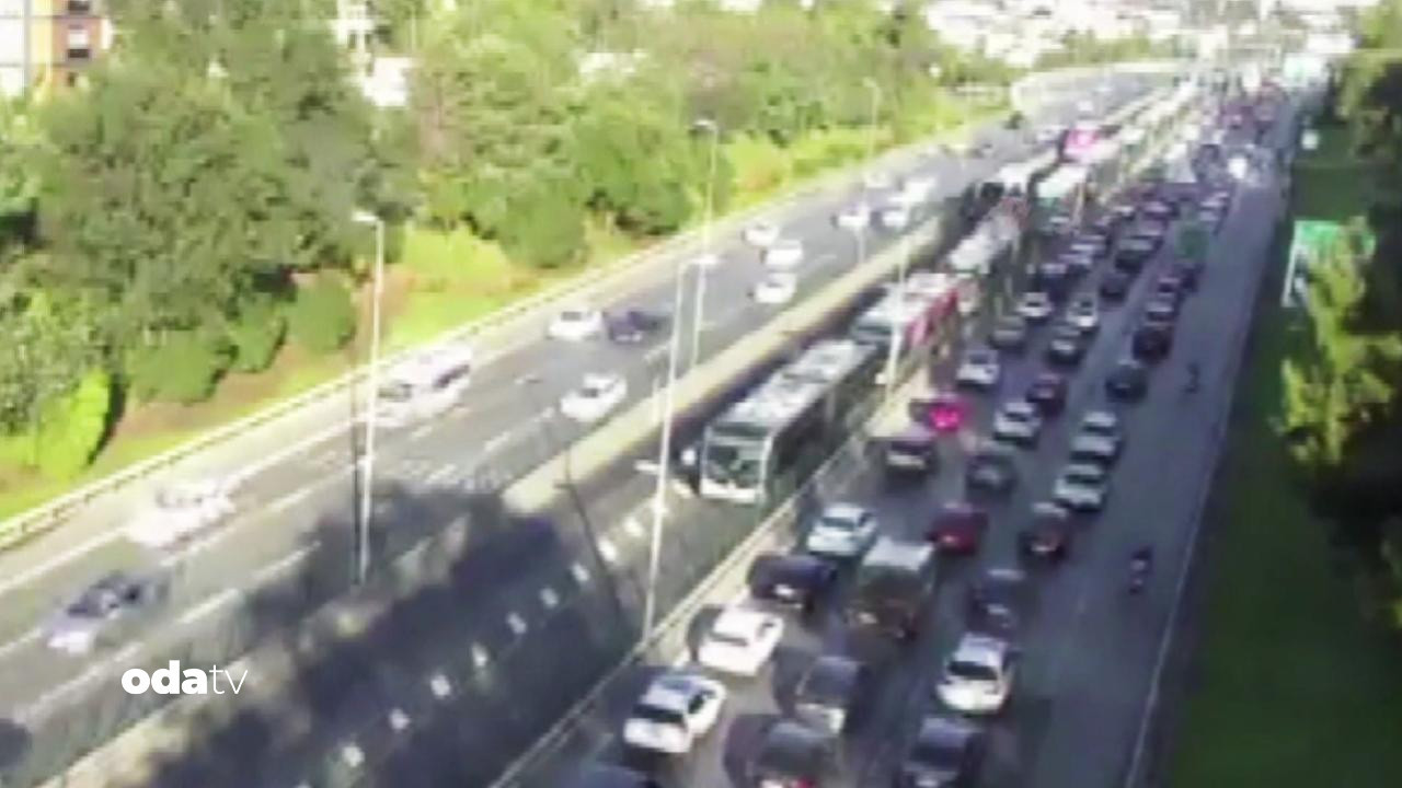 kadikoyde metrobus kaza yapti EMXec2as