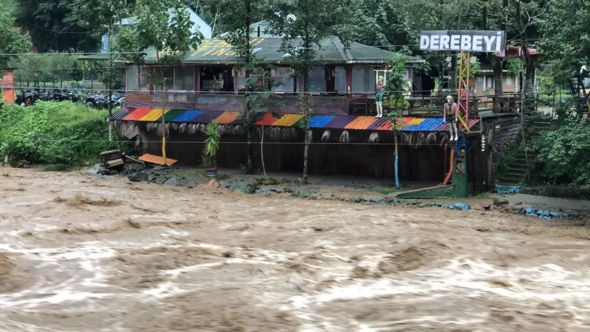 rizede sel 15 kisi kurtarildi IQEvGBPp