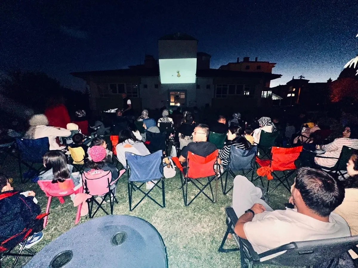 sandiklida acik hava sinema etkinligi duzenlendi Pu8eyT1C