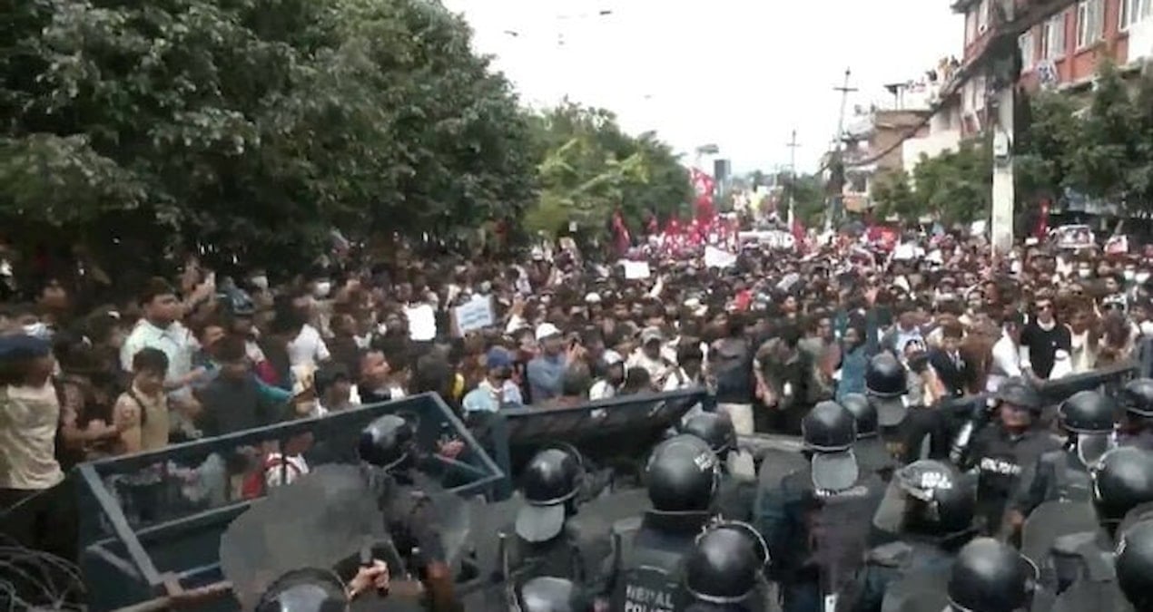 sosyal medyayi kapattilar protestolarin onunu alamadilar basbakan istifa etti vHy6dwUd