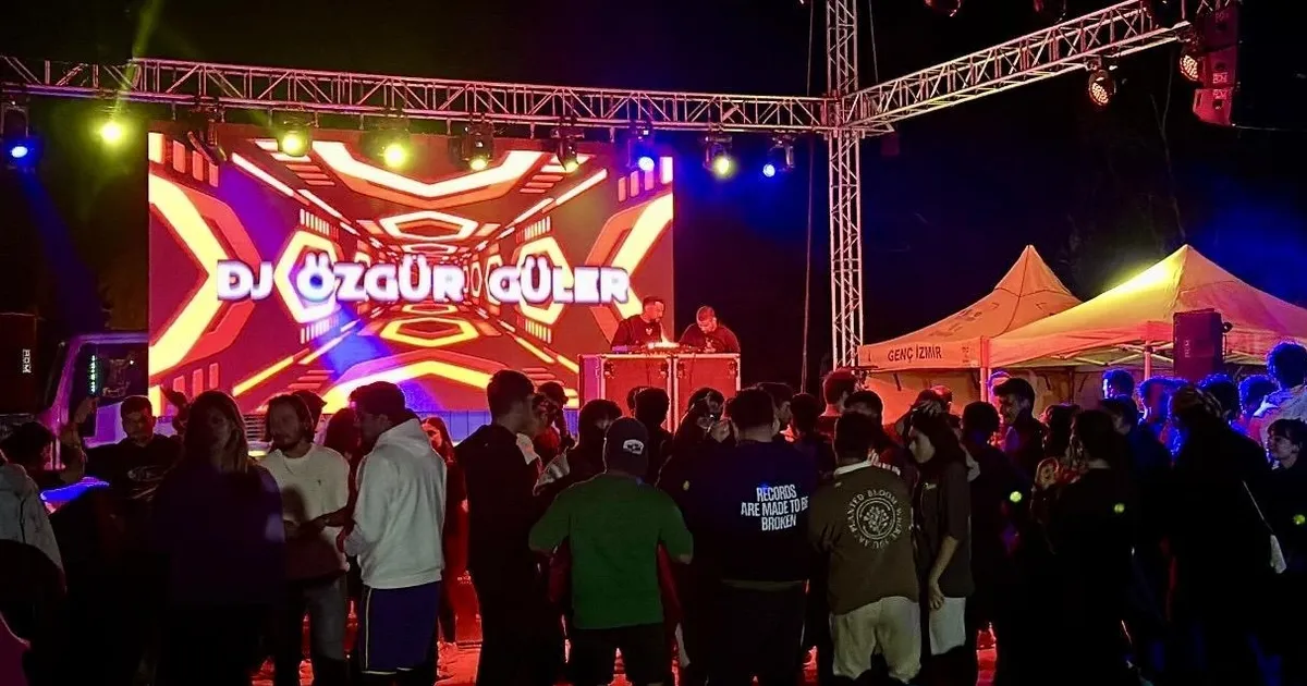 gencler izmir foca kampinda gonullerince eglendi hHugS7zA