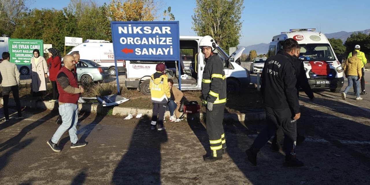 isci servisleri kafa kafaya carpisti 10 kisi yaralandi nBYiAD79.jpg