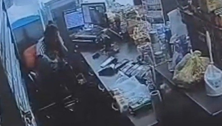 manisada eski es dehset sacti kucagindaki bebege aldirmadan defalarca bicakladi YiVDIdzz