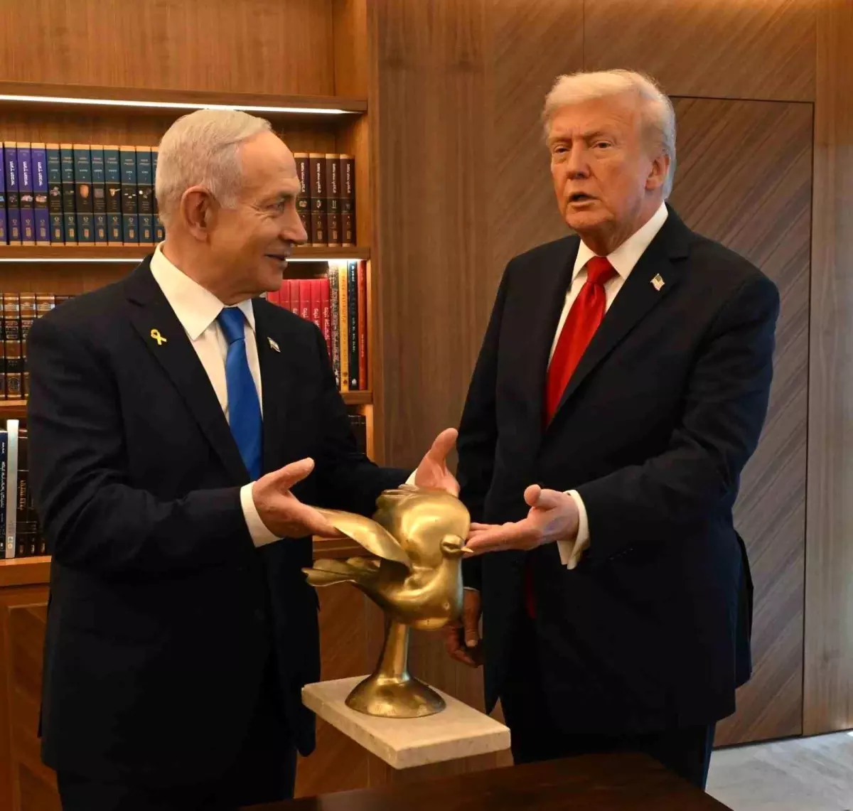 netanyahu trumpa altin guvercin hediye etti MtyaYOiO.jpg