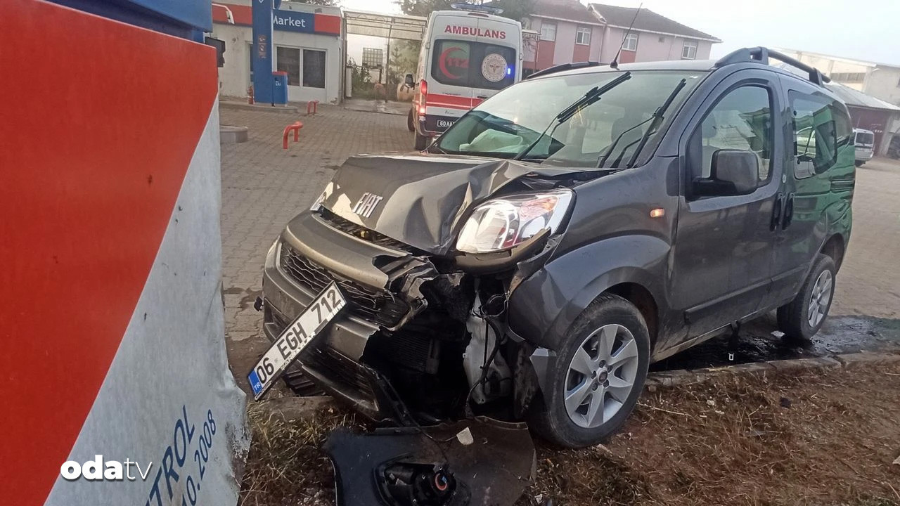 tokatta bir arac akaryakit istasyonunun tabelasina carpti 3 kisi yaralandi sCiT2TXS.jpg